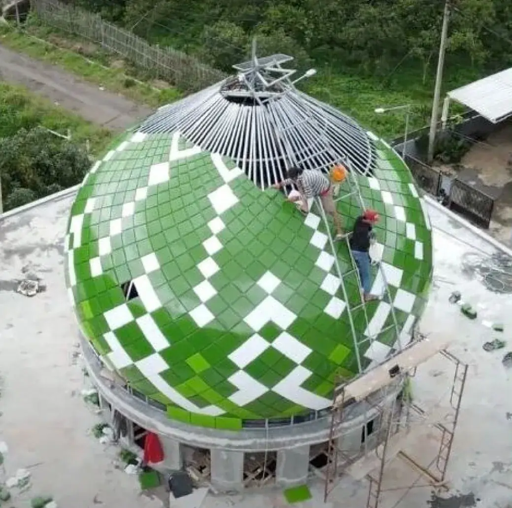 Pemasangan panel kubah hijau